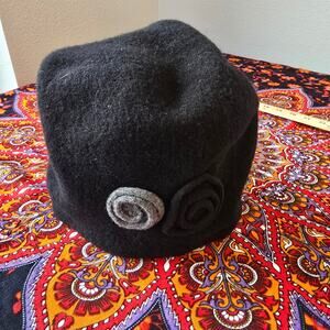 Shihreen 100% Boiled Wool Winter hat with 2 flowers in black and grey